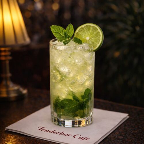 Mojito koktel u highball čaši sa belim rumom, sokom od limete, svežom mentom i sodom.