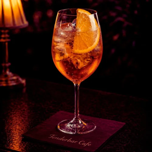 Podignite standard vaše proslave uz savršeno serviran Aperol Spritz.