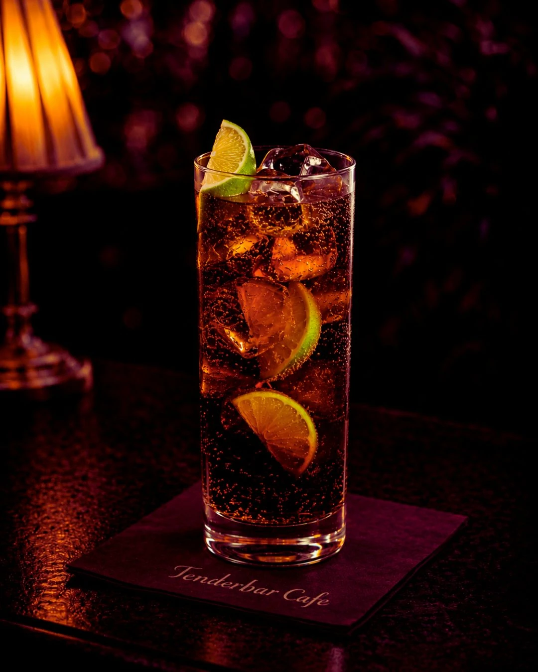 Cuba Libre koktel u visokoj čaši sa ledom, krikom limete i tamnom coca-colom