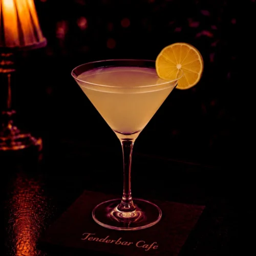 Kamikaze koktel u martini čaši bez leda, napravljen od vodke, triple seca i limete, ukrašen kriškom limete.