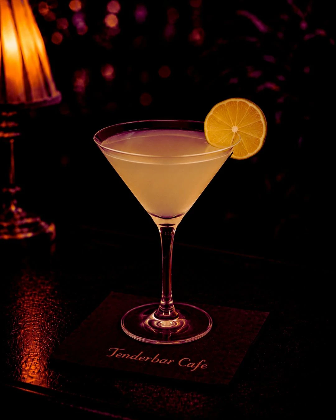 Kamikaze koktel u martini čaši bez leda, napravljen od vodke, triple seca i limete, ukrašen kriškom limete.