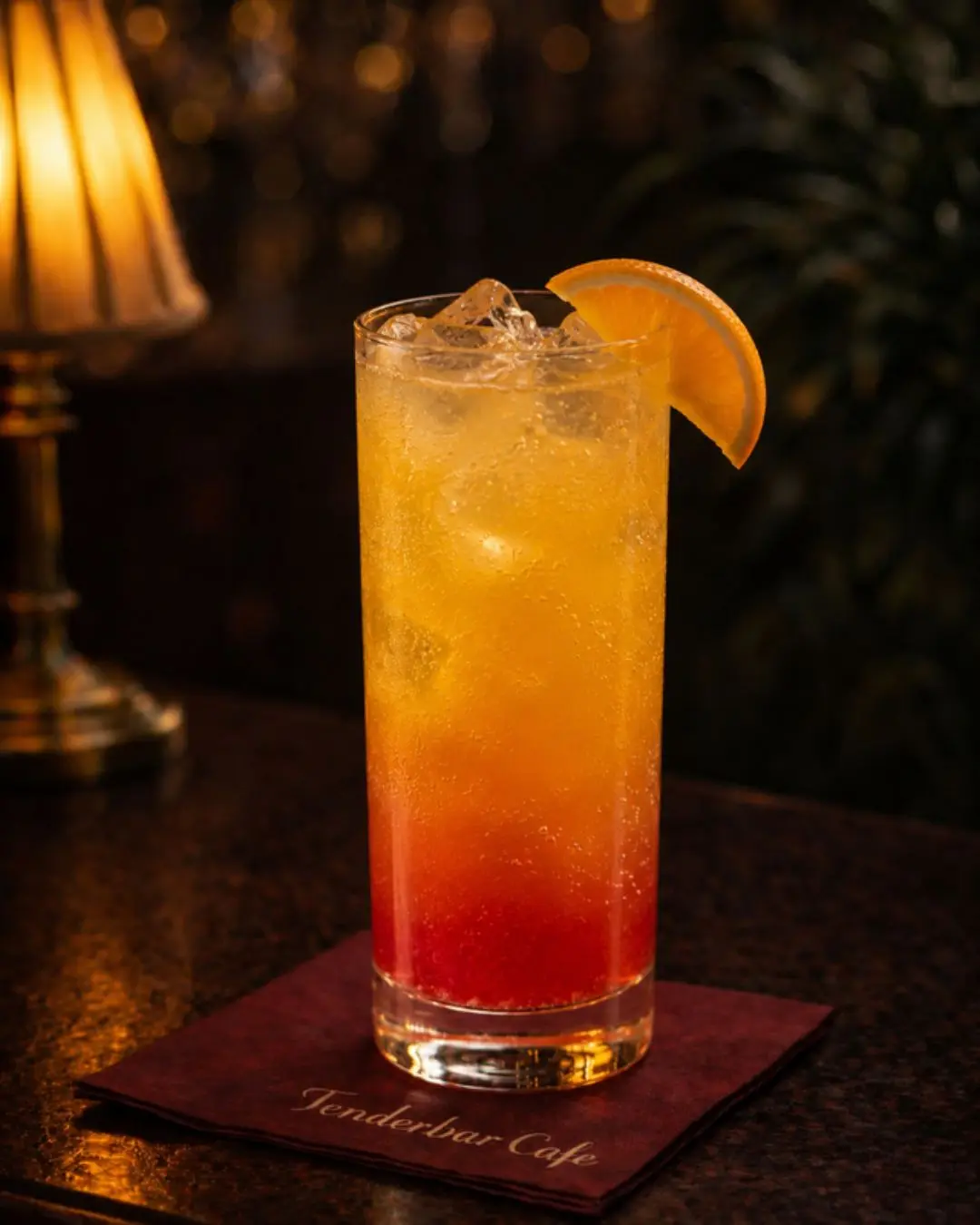 Sunrise fizz donosi spoj soka od narandže, ananasa i grenadina uz dodatak sode, stvarajući osvežavajući bezalkoholni tropski miks za svaku priliku.